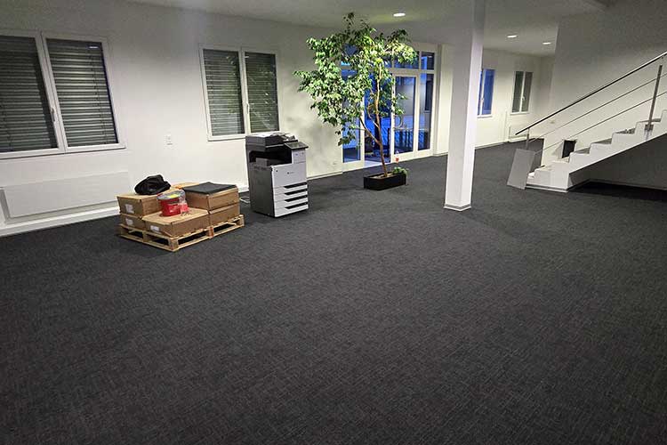 Frisch renovierte Büroräume der Stanzerei & Dichtungen AG in Otelfingen mit weiss gestrichenen Wänden, Decken und Holzwerk sowie neuem Teppichboden.